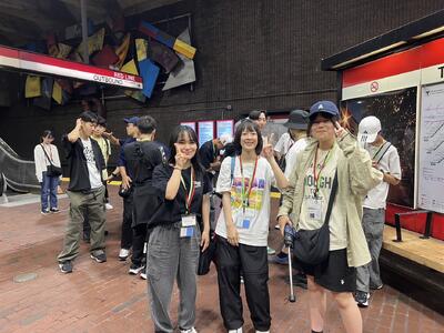 駅にて